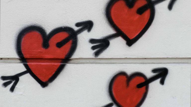 Graffiti rote Herzen an einer Wand